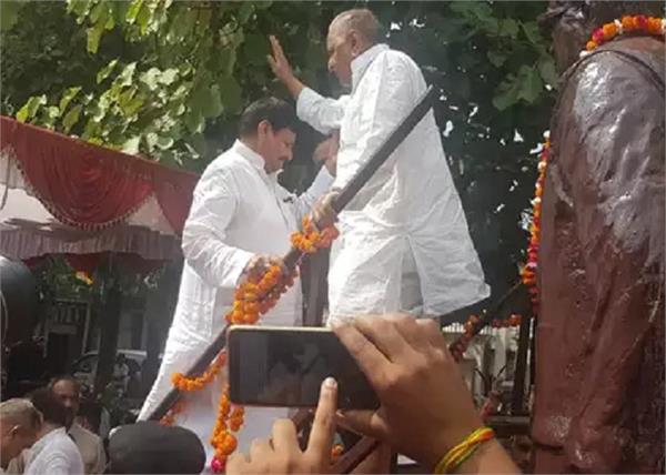shivpal singh yadav and mulayam singh yadav share dias