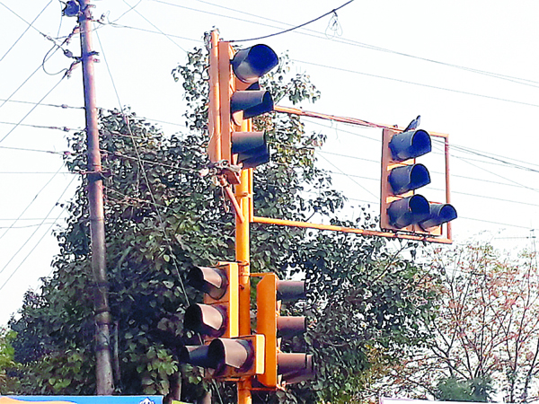ਟ੍ਰੈਫਿਕ ਨੂੰ ਤਰਤੀਬ ਦੇਣ ਵਾਲੀਆਂ ਲਾਈਟਾਂ ਦੀ ਖੁਦ ਦੀ ਵਿਗਡ਼ੀ ਤਰਤੀਬ