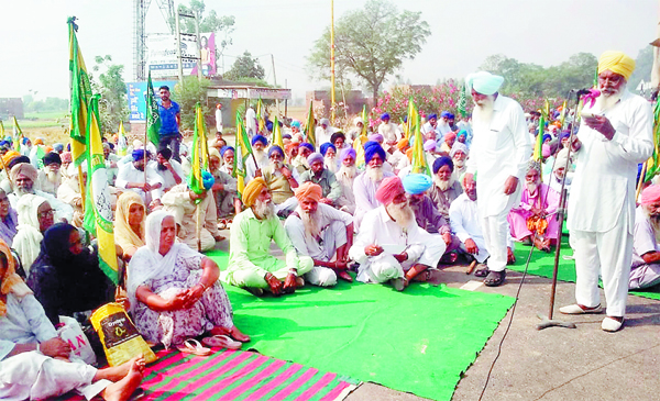 ਝੋਨੇ ’ਚ ਨਮੀ ਦੀ ਮਾਤਰਾ ਵੱਧ ਕਰਨ ਨੂੰ ਲੈ ਕੇ ਕਿਸਾਨਾਂ ਕੀਤਾ ਹਾਈਵੇ ਜਾਮ