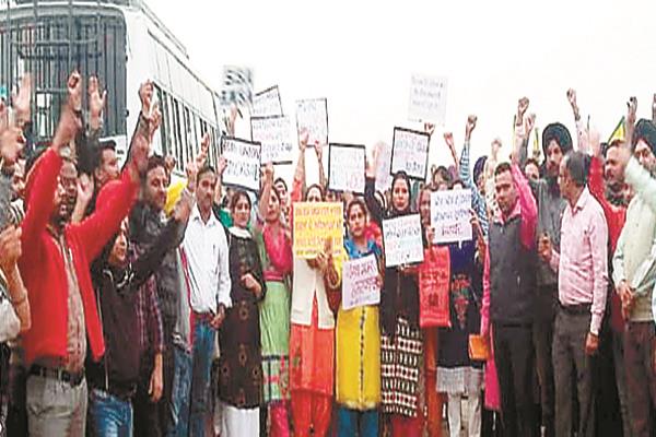 teachers protest bajwa show memorandum