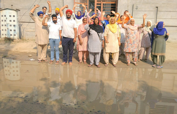 ਸੀਵਰੇਜ ਸਮੱਸਿਆ ਨੂੰ ਲੈ ਕੇ ਫੁੱਟਿਆ ਵਾਰਡ ਵਾਸੀਅਾਂ ਦਾ ਗੁੱਸਾ