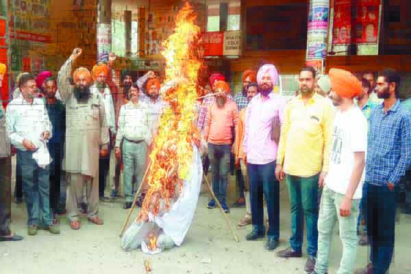 ਰੋਡਵੇਜ਼ ਮੁਲਾਜ਼ਮਾਂ ਨੇ  ਫੂਕਿਆ ਹਰਿਆਣਾ ਦੇ ਮੁੱਖ ਮੰਤਰੀ ਦਾ ਪੁਤਲਾ