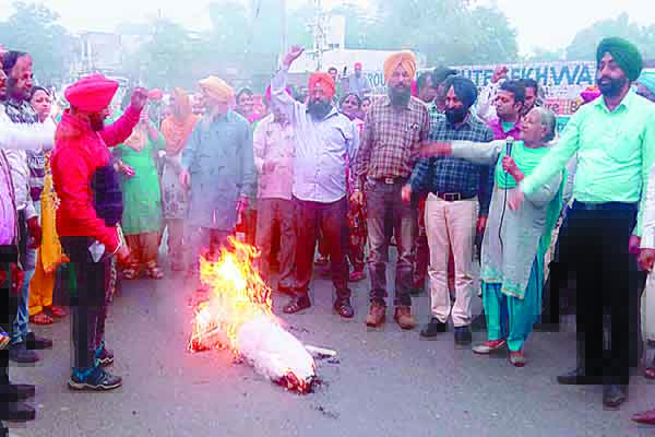 ਪੰਜਾਬ ਸਰਕਾਰ ਦਾ ਪੁਤਲਾ ਫੂਕ ਕੇ ਕੀਤਾ ਪ੍ਰਦਰਸ਼ਨ