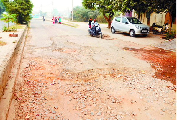 ਧੁੰਦ ਦੇ ਮੌਸਮ ’ਚ ਟੁੱਟੀਆਂ ਸਡ਼ਕਾਂ ਦੇ ਰਹੀਆਂ ਹਨ ਹਾਦਸਿਆਂ ਨੂੰ ਸੱਦਾ