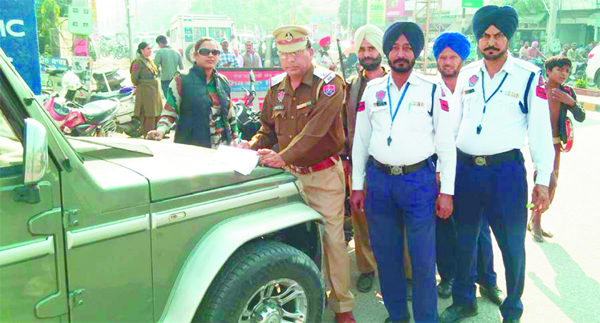 ਟਰੈਫਿਕ ਪੁਲਸ ਨੇ ਕੱਟੇ 100 ਵਾਹਨ ਚਾਲਕਾਂ ਦੇ ਚਲਾਨ