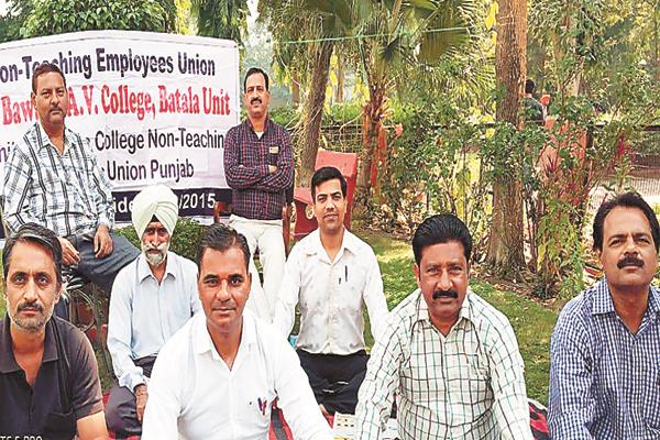 dharna by non teaching employees union