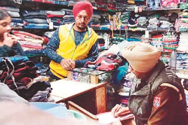 robbery robbing in a clothing shop at the tip of a pistol