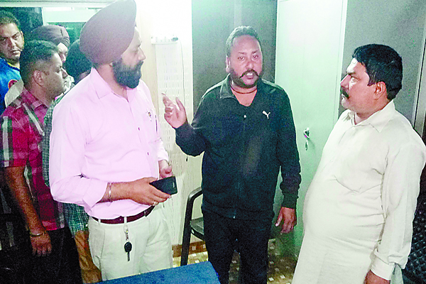 ਠੇਕੇਦਾਰਾਂ ਨੇ ਨਾਜਾਇਜ਼ ਸ਼ਰਾਬ ਵੇਚਣ ਦੇ ਦੋਸ਼ ’ਚ ਵਿਅਕਤੀ ਨੂੰ ਕੀਤਾ ਪੁਲਸ ਹਵਾਲੇ