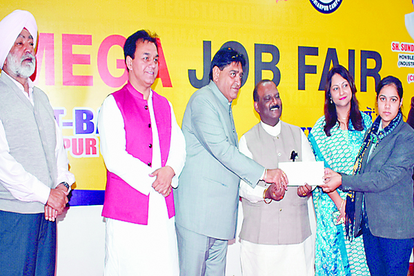 ਘਰ-ਘਰ ਰੋਜ਼ਗਾਰ ਦੇਣ ਲਈ ਪੰਜਾਬ ਸਰਕਾਰ ਵਚਨਬੱਧ : ਕੈਬਨਿਟ ਮੰਤਰੀ