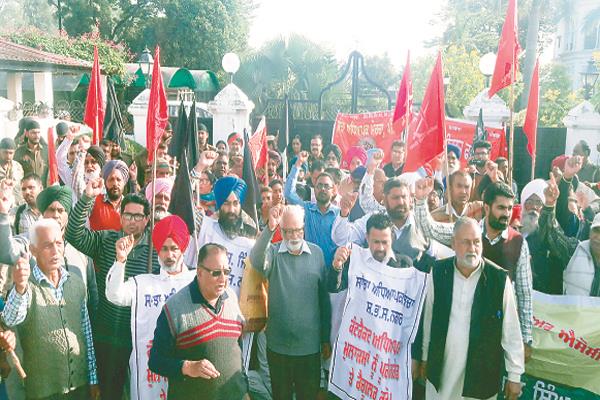 teachers front ghirao house of mla angad singh