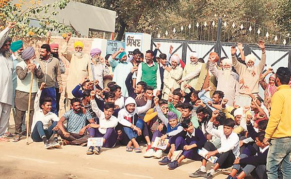 false people protested against teacher exchange dharna