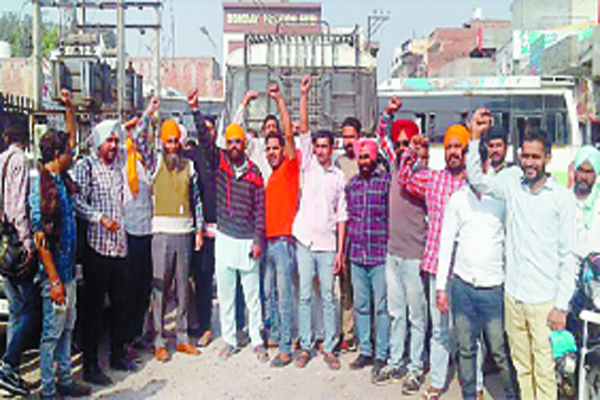 ਪੰਜਾਬ ਰੋਡਵੇਜ਼, ਪਨਬੱਸ ਤੇ ਪ੍ਰਾਈਵੇਟ ਬੱਸਾਂ ਵਾਲਿਆਂ ਨੇ ਅੱਡੇ ਦੇ ਬਾਹਰ ਸਡ਼ਕ ’ਤੇ ਜਾਮ ਕੀਤਾ