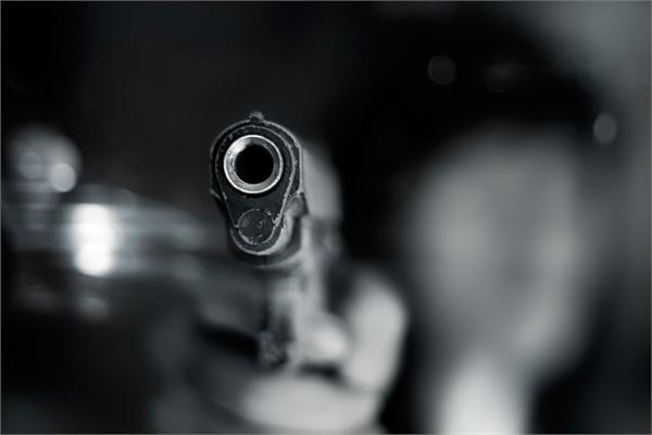 lajpat nagar in jalandhar  robbers robbed of lakhs of rupees by shopkeeper