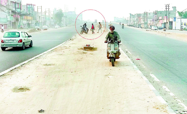 ਕੌਮੀ ਸ਼ਾਹ ਮਾਰਗ ’ਤੇ ਲੋਕਾਂ ਨੇ ਆਪਣੇ ਪੱਧਰ ’ਤੇ ਬਣਾਏ ਡਿਵਾਈਡਰ ਕੱਟ, ਬਣ ਸਕਦੇ ਹਨ ਹਾਦਸਿਆਂ ਦਾ ਕਾਰਨ