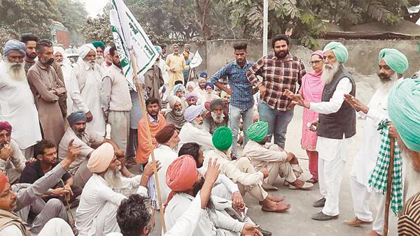 farmers shouted slogans against the government
