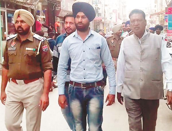 traffic police extract illegal encroachment flag
