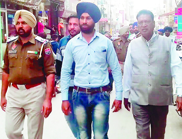 ਨਾਜਾਇਜ਼ ਕਬਜ਼ੇ ਹਟਾਉਣ ਲਈ ਟਰੈਫਿਕ ਪੁਲਸ ਨੇ ਕੱਢਿਆ ਫਲੈਗ ਮਾਰਚ