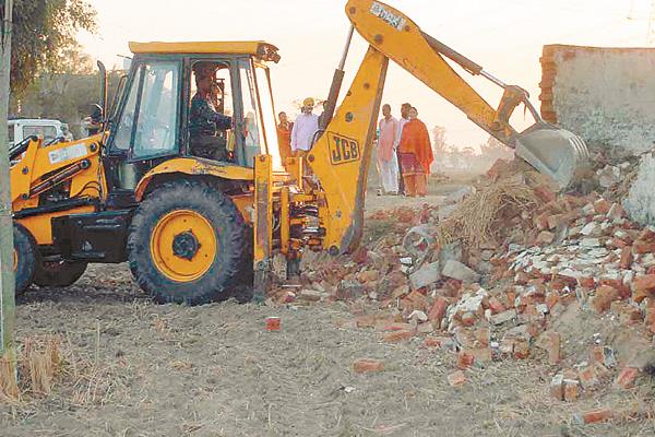 yellow footprint that runs on the houses of the people in the panchayat place
