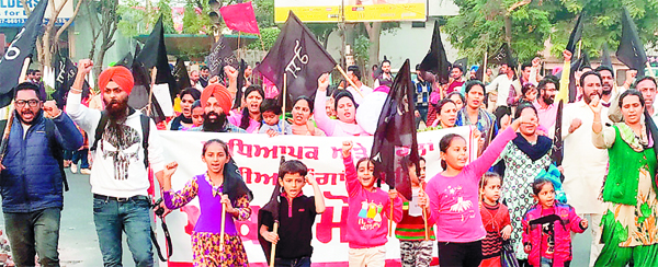 ਸੈਂਕਡ਼ੇ ਅਧਿਆਪਕਾਂ ਤੇ ਬੱਚਿਆਂ ਨੇ ਕਾਲੇ ਝੰਡੇ ਲੈ ਕੇ ਕੀਤਾ ਲਾਲ ਸਿੰਘ ਦੀ ਕੋਠੀ ਤੱਕ ਰੋਸ ਮਾਰਚ