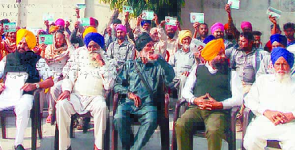 ਨੀਲੇ ਕਾਰਡ ਹੋਲਡਰ ਪਰਿਵਾਰਾਂ ਨੇ ਕਣਕ ਨਾ ਮਿਲਣ ’ਤੇ ਸਰਕਾਰ  ਖਿਲਾਫ  ਕੀਤੀ  ਨਾਅਰੇਬਾਜ਼ੀ