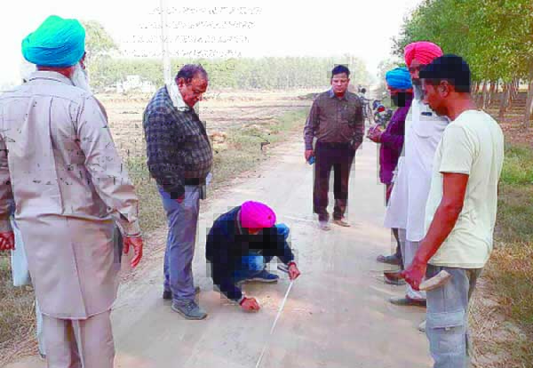 ਚੰਡੀਗਡ਼੍ਹ ਤੋਂ ਆਏ ਅਧਿਕਾਰੀਆਂ ਨੇ 3 ਸਾਲ ਤੋਂ ਅਧੂਰੀ ਪਈ ਸਡ਼ਕ ਦੀ ਕੀਤੀ ਜਾਂਚ