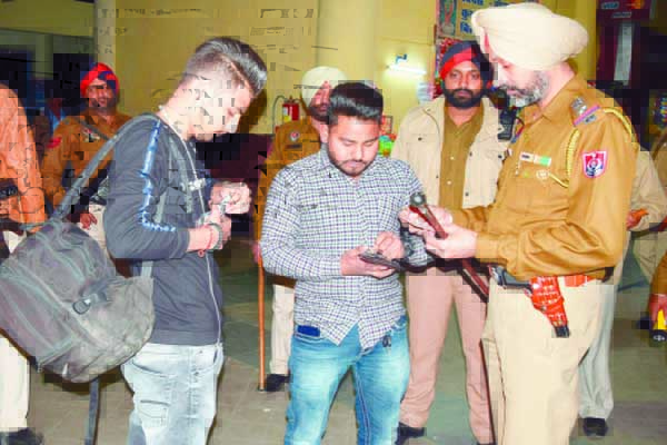 ਬੱਸ ਸਟੈਂਡ ਚੈਕਿੰਗ ਲਈ ਪੁੱਜੀ ਪੁਲਸ ਫੋਰਸ, ਕਈ ਲੋਕਾਂ ਤੋਂ ਕੀਤੀ ਪੁੱਛਗਿੱਛ
