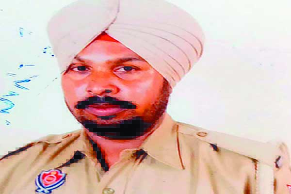 ਮੋਟਰਸਾਈਕਲ ਅੱਗੇ ਪਸ਼ੂ ਆਉਣ ਨਾਲ ਪੁਲਸ ਮੁਲਾਜ਼ਮ ਦੀ ਮੌਤ