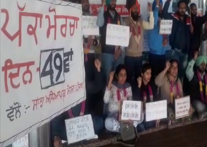 ਭੜਕੇ ਅਧਿਆਪਕਾਂ ਨੇ ਸਰਕਾਰ ਖਿਲਾਫ ਭੁੱਖ ਹੜਤਾਲ ਕਰਕੇ ਲਾਇਆ ਧਰਨਾ