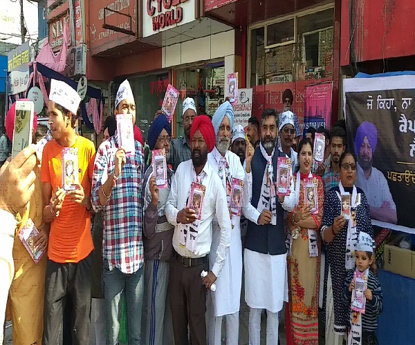 ‘ਆਪ ਵਰਕਰਾਂ ਨੇ ‘ਡੰਮੀ ਸਮਾਰਟ ਫੋਨ’  ਵੰਡ ਕੇ ਕੈਪਟਨ ਨੂੰ ਕੀਤਾ ਠਿੱਠ