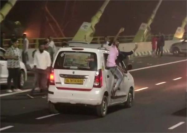 people click pictures signature bridge