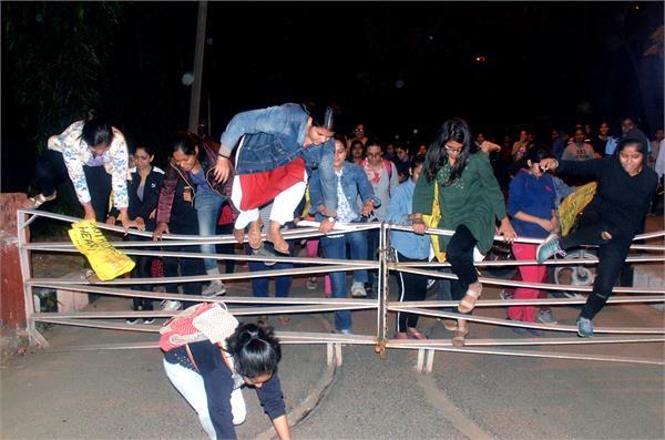 protest in punjab university