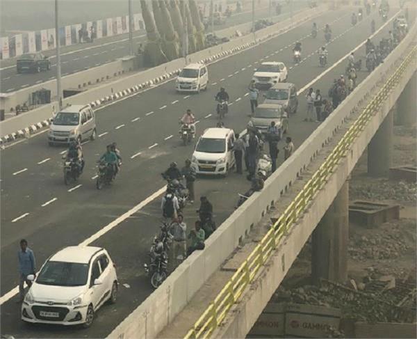 open signature bridge for people