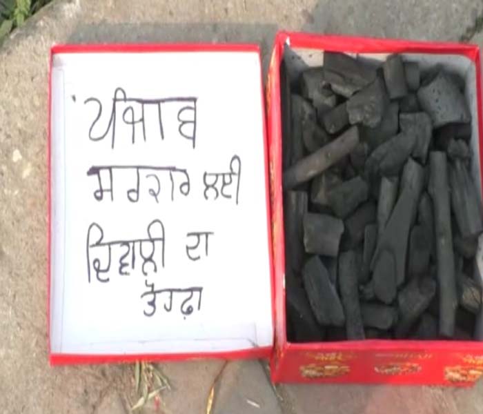 ਠੇਕਾ ਮੁਲਾਜ਼ਮਾਂ ਵੱਲੋਂ ਪੰਜਾਬ ਸਰਕਾਰ ਖਿਲਾਫ ਪ੍ਰਦਰਸ਼ਨ, ਦੀਵਾਲੀ ਮੌਕੇ ਦਿੱਤਾ ਕੋਲਿਆਂ ਦਾ ਤੋਹਫਾ