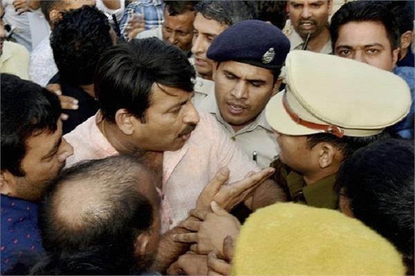 bjp amanatullah khan manoj tiwari arvind kejriwal
