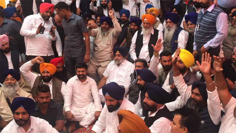ਟਕਸਾਲੀਆਂ ਨੂੰ ਲਾ ਕੇ ਖੂੰਜੇ, ''ਸੁਖਬੀਰ-ਮਜੀਠੀਆ'' ਆਏ ਭੁੰਜੇ (ਤਸਵੀਰਾਂ)