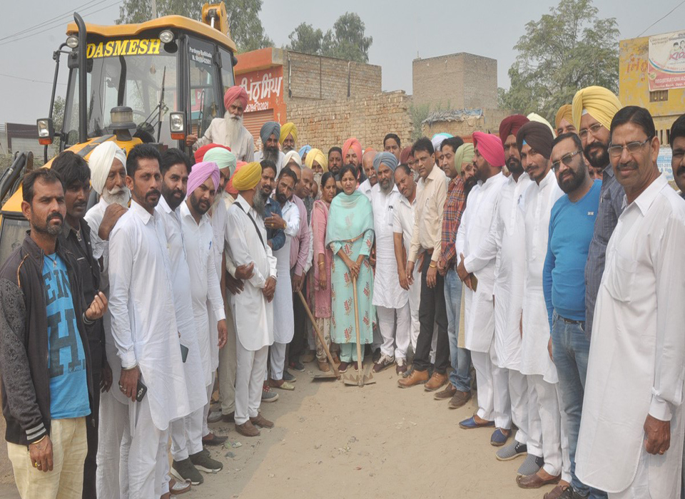 ਬੀਬੀ ਭੱਟੀ ਨੇ ਬੱਸ ਸਟੈਂਡ ਰੋਡ ਦਾ ਟੱਕ ਲਗਾ ਕੇ ਕੰਮ ਕਰਵਾਇਆ ਸ਼ੁਰੂ