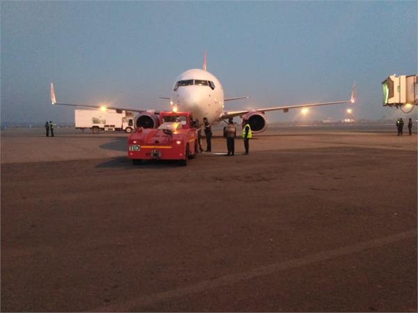 loss in catering vehicle  spice jet flight 3 hours late
