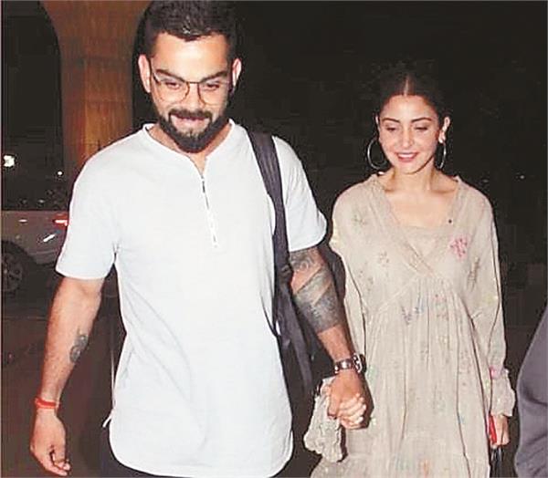 virat kohli who had gone in wrong line with anushka s hand caught at airport