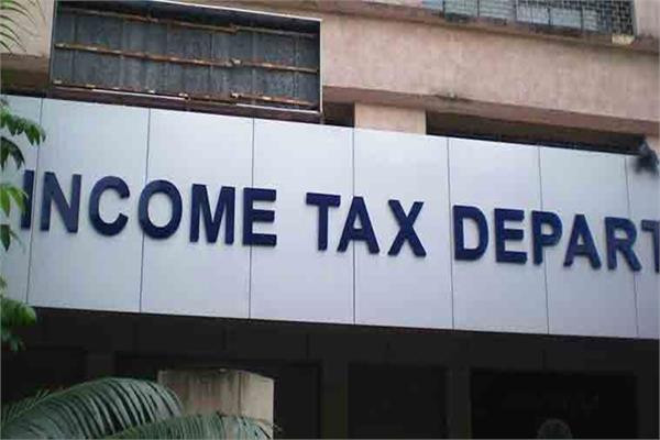 railway station  the taxation department raids  more than 150 seized