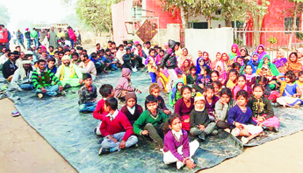 ਪੱਲੇਦਾਰਾਂ ਦੇ ਰੇਡ਼ਕੇ ਨੂੰ ਲੈ ਕੇ ਬਾਗੀ ਧਡ਼ੇ ਵੱਲੋਂ ਪਰਿਵਾਰਾਂ ਸਮੇਤ ਧਰਨਾ