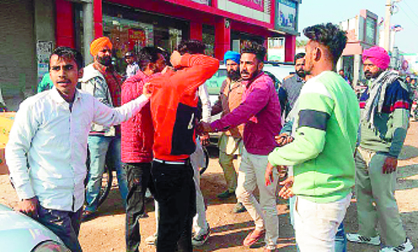 ਦੋ ਧਿਰਾਂ ਭਿੜੀਅਾਂ, 1 ਜ਼ਖਮੀ