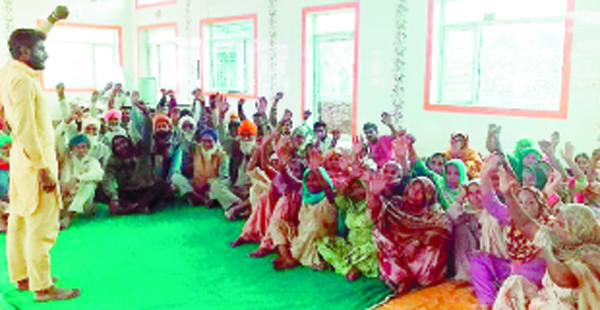 ਪੰਚਾਇਤੀ ਜ਼ਮੀਨ ਇੰਡਸਟਰੀਅਲ ਪਾਰਕ ਲਈ ਦੇਣ ਦੇ ਰੋਸ ਵਜੋਂ ਨਾਅਰੇਬਾਜ਼ੀ