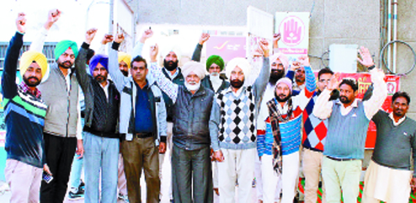 ਡਾਕ ਸੇਵਕਾਂ ਵੱਲੋਂ ਮੰਗਾਂ ਸਬੰਧੀ ਅਣਮਿੱਥੇ ਸਮੇਂ ਲਈ ਹਡ਼ਤਾਲ ਸ਼ੁਰੂ