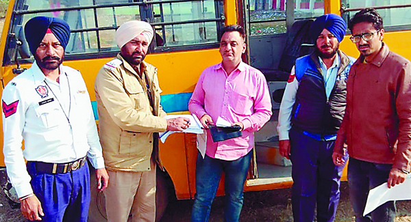 ਟ੍ਰੈਫਿਕ ਪੁਲਸ ਨੇ ਸਕੂਲ ਵਾਹਨਾਂ ਦੇ ਡਰਾਈਵਰਾਂ ’ਤੇ ਕੱਸਿਆ ਸ਼ਿਕੰਜਾ