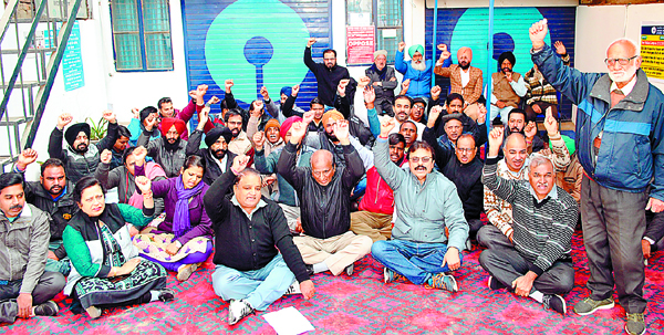 ਬੈਂਕਾਂ ਦੀ ਹੜਤਾਲ ਕਾਰਨ ਜ਼ਿਲੇ ’ਚ 50 ਕਰੋੜ ਦਾ ਲੈਣ-ਦੇਣ ਰੁਕਿਆ