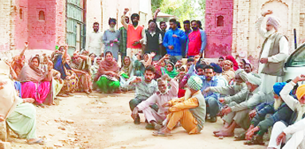 ਅੱਠ ਦਿਨ ਬੀਤਣ ਦੇ ਬਾਵਜੂਦ ਪੁਲਸ ਵੱਲੋਂ ਗ੍ਰਿਫਤਾਰੀ ਨਾ ਪਾਉਣ ’ਤੇ  ਥਾਣੇ ਅੱਗੇ ਧਰਨਾ