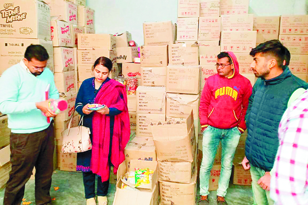 ਸਿਹਤ ਵਿਭਾਗ ਵੱਲੋਂ ਖਾਣ-ਪੀਣ ਵਾਲੀਆਂ ਵਸਤਾਂ ਦੀਆਂ ਦੁਕਾਨਾਂ ’ਤੇ ਛਾਪੇਮਾਰੀ