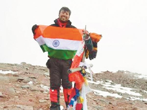 satyarupa   pico de orozaaba   on top of the leftovers tiranga