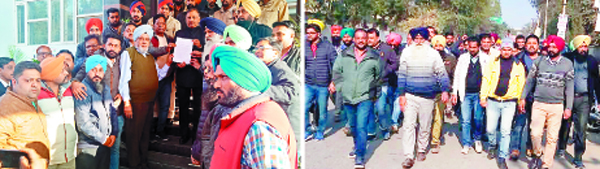 ਜ਼ਿਲੇ ਦੇ ਪੱਤਰਕਾਰਾਂ ਨੇ ਡੀ. ਸੀ. ਦਫਤਰ ਅੱਗੇ ਰੋਸ ਮਾਰਚ ਕੱਢ ਕੇ ਦਿੱਤਾ ਧਰਨਾ