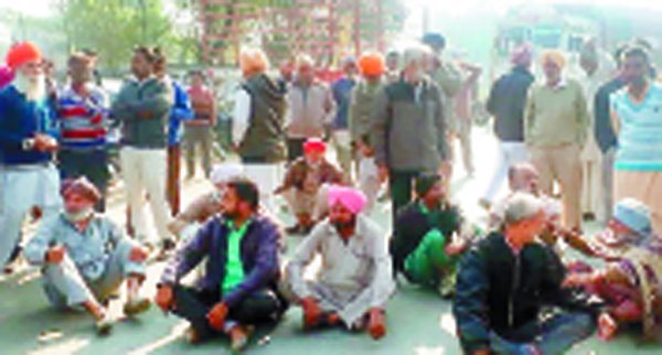 ਸਡ਼ਕ ’ਤੇ ਬਣੇ ਹੰਪ ਕਾਰਨ ਟਰੱਕ ਆਪ੍ਰੇਟਰਾਂ ਨੇ ਲਾਇਆ ਧਰਨਾ